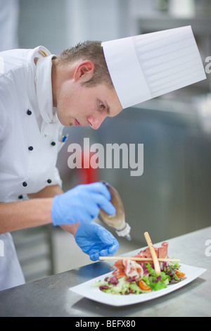 Chef in cucina di Hotel Adlon la preparazione di insalata Foto Stock