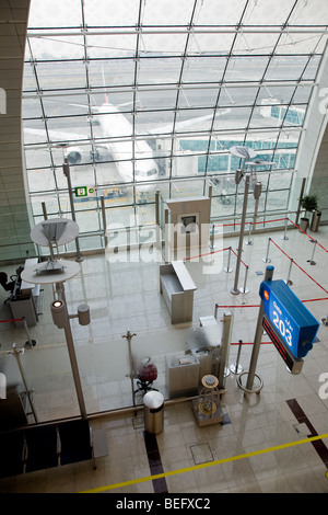 Partenza livello gate concourse hall aeroporto di Dubai Foto Stock