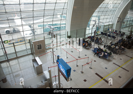 Partenza livello gate concourse hall aeroporto di Dubai Foto Stock