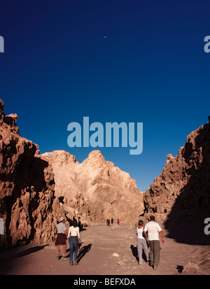 I turisti a piedi attraverso la Valle della Luna, vicino a San Pedro de Atacama nel deserto di Atacama, Cile. Foto Stock