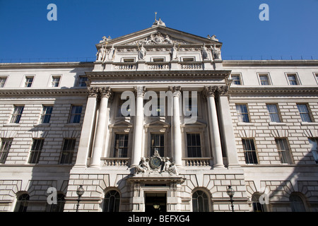 La Somerset House, HQ per l Inland Revenue, sulle sponde del fiume Tamigi, nel centro di Londra Foto Stock