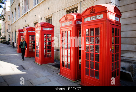 Cinque britannici telefono rosso le caselle in una fila vicino al Covent Garden di Londra, Regno Unito Foto Stock