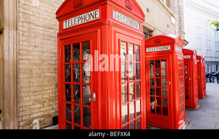 Cinque britannici telefono rosso le caselle in una fila vicino al Covent Garden di Londra, Regno Unito Foto Stock