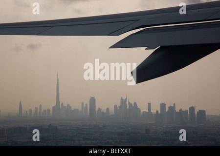 Aairplane decollo decollare ala sopra Dubai Foto Stock