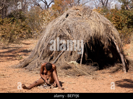 Borgo San. San donna seduta al di fuori di una capanna d'erba. Foto Stock