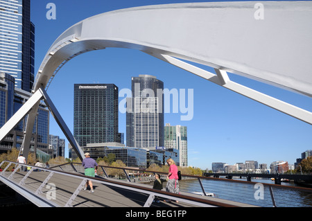 Southgate passerella e alti edifici sulla sponda sud del Fiume Yarra Melbourne Australia Foto Stock