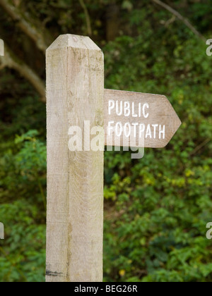 Un di legno sentiero pubblico segno sulla Tissington Trail, DERBYSHIRE REGNO UNITO Inghilterra Foto Stock