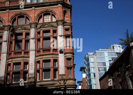 In contrasto in mattoni rossi e moderna architettura di vetro nel centro di Liverpool Merseyside England Regno Unito Foto Stock