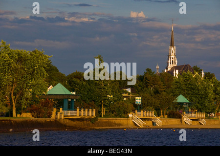 Città di Magog sulle rive del lago di Memphremagog Eastern Townships provincia del Québec in Canada Foto Stock