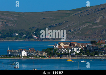 Vista da Conwy Castle guardando verso Deganwy, Gwynedd, Wales, Regno Unito. Foto Stock