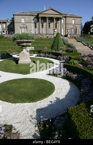 Station wagon di Tatton Park, Inghilterra. Il XVIII secolo Samuel Wyatt progettato Tatton Park neoclassica villa casa. Foto Stock