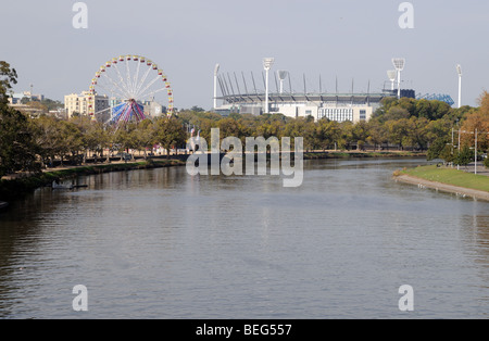 Guardando verso Est lungo il fiume Yarra da Princes ponte con ruota panoramica Ferris e il Melbourne Cricket Ground Australia Foto Stock