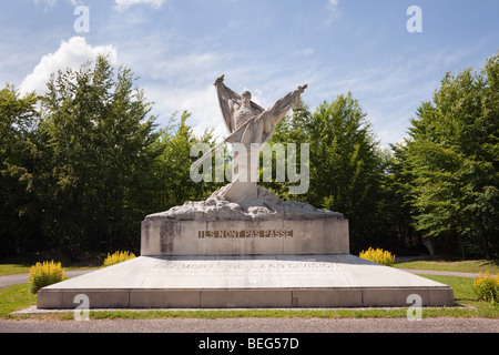 Chattancourt Verdun Francia Europa. Prima Guerra Mondiale memorial sculpture su Le Mort Homme hill inscritto " essi non devono passare' Foto Stock