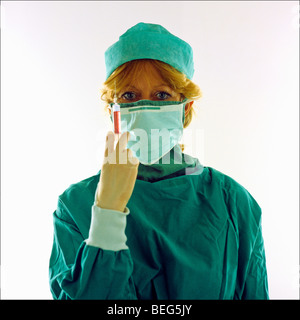 La chirurgia infermiere tenendo una siringa Foto Stock