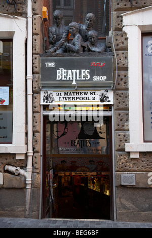 I BEATLES shop in mathew street nel centro di Liverpool casa natale dei Beatles Merseyside England Regno Unito Foto Stock