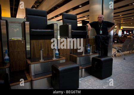 A lungo termine franchising di lucidatura scarpe proprietario Dudley masters attende più business a Heathrow il Terminal 5. Foto Stock