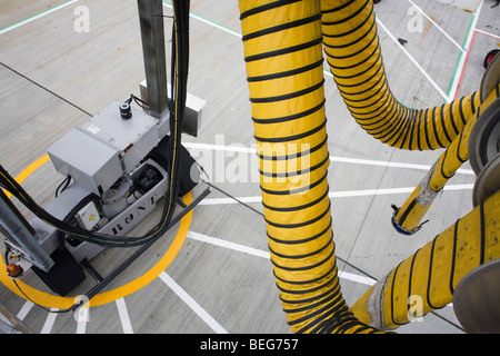 Jetty ruote e condotti per il pre-aria condizionata che alimenta in aeroplani di linea parcheggiata sul piazzale dell'aeroporto di Heathrow il Terminal 5 Foto Stock