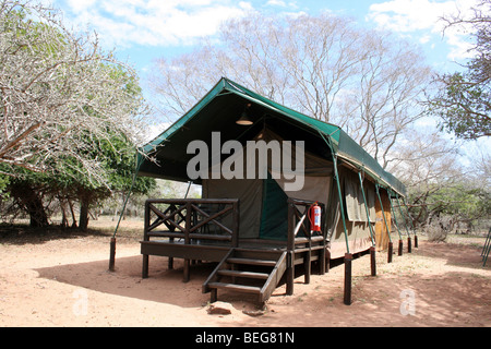 In tenda al campeggio permanente In Mkuze Game Reserve, Sud Africa Foto Stock