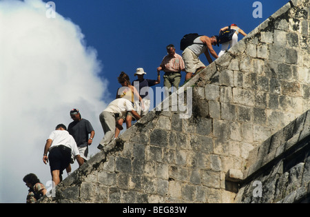 Persone che salgono al tempio di Kukulkan, El Castillio, Chichen Itza, Yucatan, Messico Foto Stock