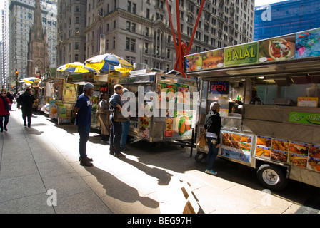 Diners line up per Medio Oriente e altri cibi da strada su Broadway in Manahttan inferiore in New York Foto Stock