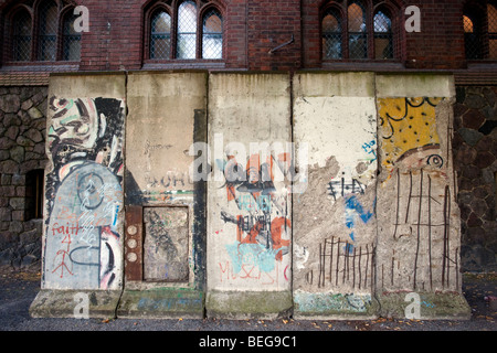 La sezione del muro di Berlino al di fuori Markisches Museum di Berlino Foto Stock