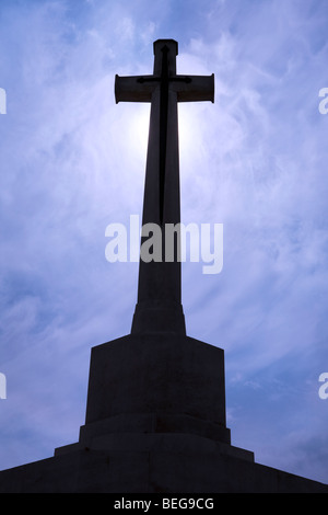 Croce di sacrificio in Tyne Cot cimitero militare. Prima Guerra Mondiale British cimitero con bianco 11,856 lapidi. Foto Stock