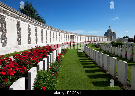 Tyne Cot cimitero militare. Lapidi e parete contenente nomi di 35.000 soldati britannici che non hanno conosciuto sepoltura. Foto Stock