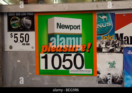 Annunci pubblicitari per le sigarette e il tabacco da fiuto sulla parete di una bodega drogheria nel quartiere di Lower East Side di New York Foto Stock