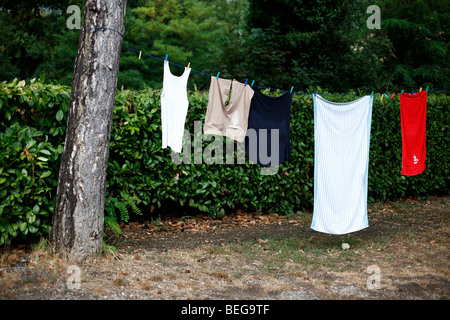 Abbigliamento e biancheria da bagno appeso su una linea in un campeggio di Sospel nel sud della Francia Foto Stock