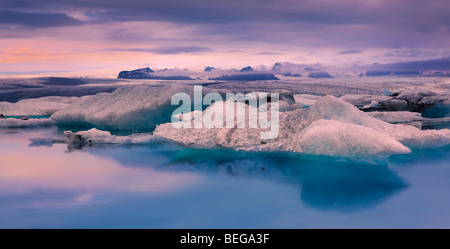 Sunrise a Jokulsarlon lago glaciale, Islanda Foto Stock