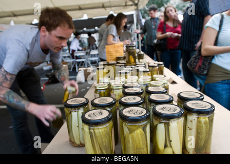 Vasi di Brooklyn salamoia sottaceti in vendita sul Lower East Side di New York durante il New York City International Pickle giorno Foto Stock