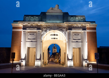 Nightshot del Menin Gate Memorial di Ypres Foto Stock