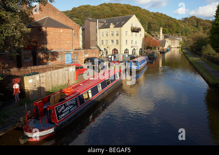 CANAL BARGE HEBDEN BRIDGE VILLAGE città Yorkshire Regno Unito Regno Unito Foto Stock