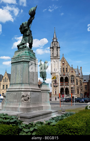 Prima Guerra Mondiale Memorial e il Neo municipio gotico in Poperinge Foto Stock