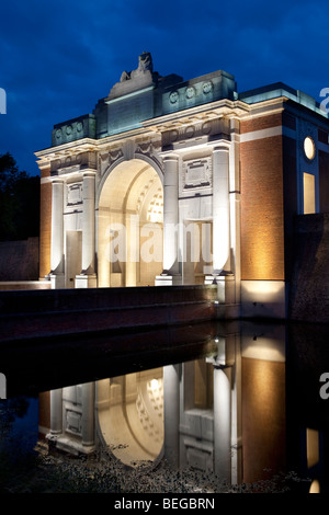 Nightshot del Menin Gate, contenente nomi di 54,896 truppe inglesi che sono morti nella guerra mondiale 1 e con il noto alcun grave. Foto Stock