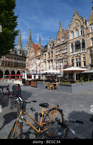 Fiammingo case a capanna e il panno Hall di Grote Markt di Ypres Foto Stock