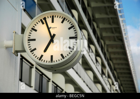 Orologio sul ponte aperto di Queen Mary 2 ocean liner Foto Stock