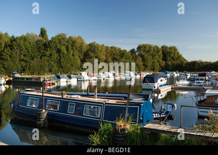 Inghilterra, Cambridgeshire, Hemingford grigio, imbarcazioni da diporto ormeggiate nel Fiume Great Ouse marina Foto Stock