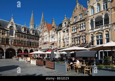 Fiammingo edifici a capanna con ristoranti in Grote Markt, accanto al panno Halls. Foto Stock