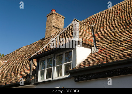 Inghilterra, Cambridgeshire, Fenstanton, abbaino in cottage tetto è realizzato dal fabbricato localmente di piastrelle Foto Stock