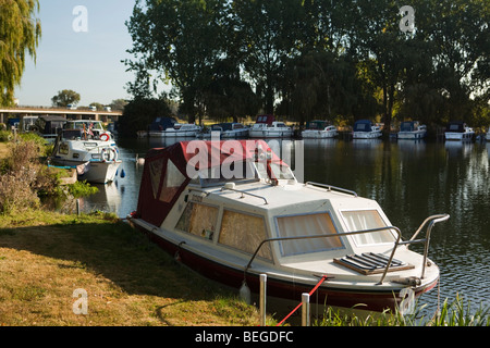 Inghilterra, Cambridgeshire, Hemingford grigio, imbarcazioni da diporto ormeggiate nel Fiume Great Ouse marina Foto Stock