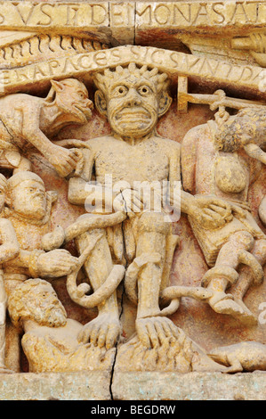 Le sculture sopra il portale della chiesa nello storico borgo collinare di Conques, Francia Foto Stock