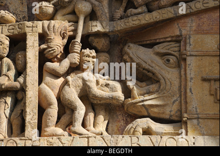 Le sculture sopra il portale della chiesa nello storico borgo collinare di Conques, Francia Foto Stock