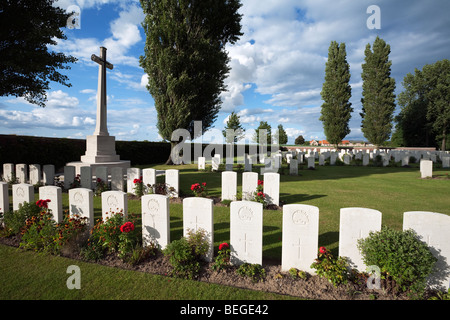 Prima Guerra Mondiale britannica cimitero militare con alberi di pioppo. Foto Stock