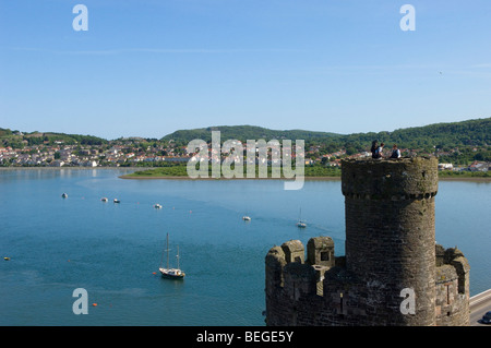 Vista da Conwy Castle guardando verso Deganwy, Gwynedd, Wales, Regno Unito. Foto Stock