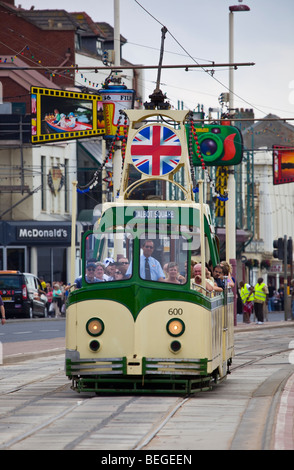 Il tram auto sulla Promenade Blackpool Lancashire Foto Stock