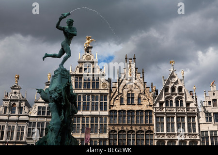 Renaissance Guild Halls e Brabo Fontana al Grote Markt sotto il cielo grigio. Foto Stock