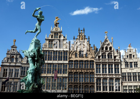 Renaissance Guild Halls e Brabo Fontana al Grote Markt. Foto Stock