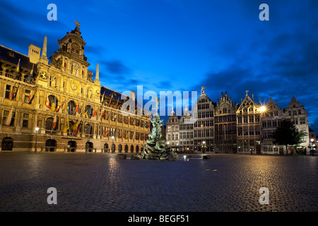 Night Shot del Grote Markt con il Municipio e Guild Halls. Foto Stock