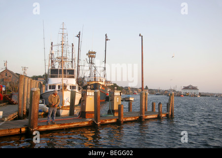 Uomo a pesca di Menemsha porta, Martha's Vineyard, Cape Cod, New England, Massachusetts, STATI UNITI D'AMERICA Foto Stock